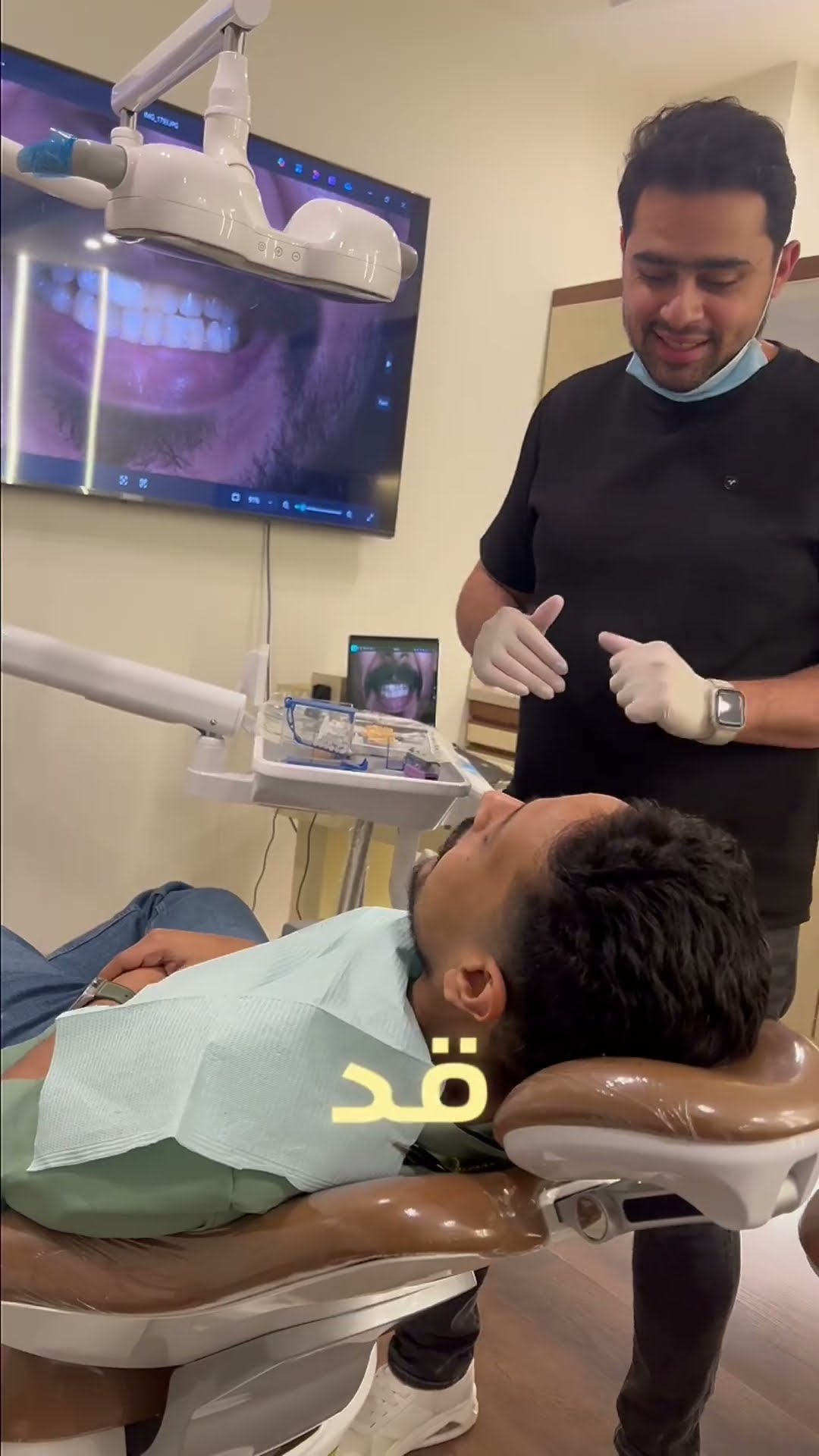 كان جي يكشف لاولاده .. لكن المفاجأه انه في خلال تلات ايام قبل السفر شكل اسنانه اتغيرت تماما